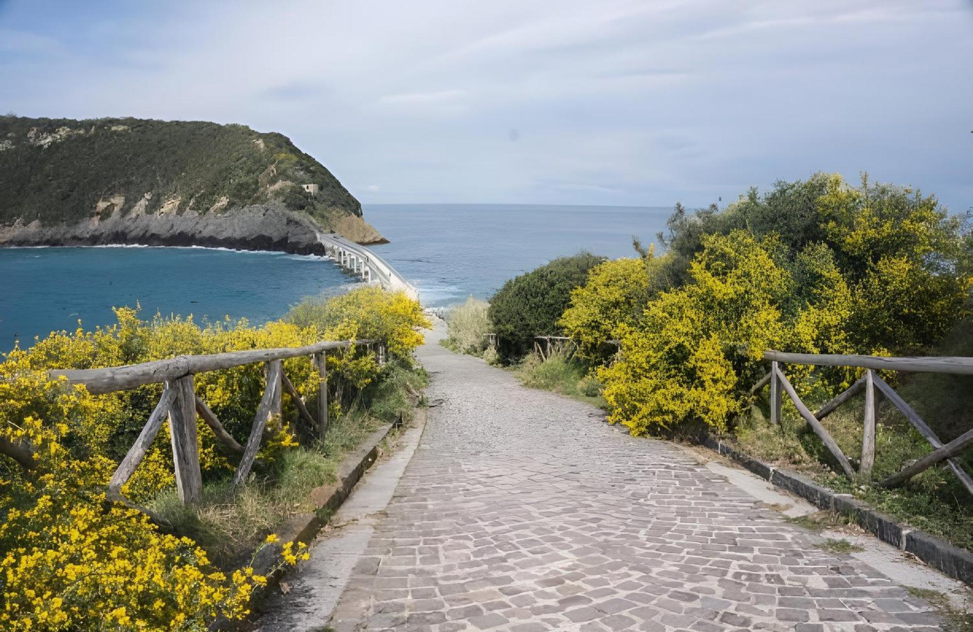 Mezza Torre B&B Прочида Экстерьер фото